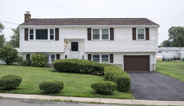 Spacious Raised Ranch Retreat #WorldCup2026 only 31 km away 5 BR, 2 BA