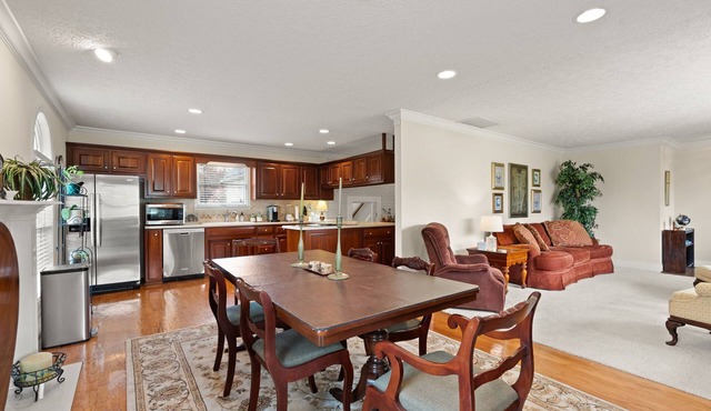 Spacious Retreat 3BR, 3.5BA Home in Golf Community