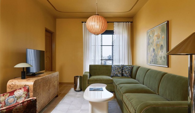 Spacious Suite with Kitchenette, Pets Allowed, Close to Speed Art Museum!