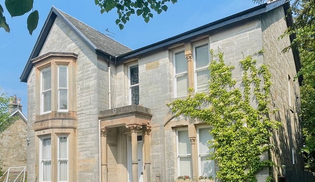 Spacious Upper Villa Apartment near Glasgow, close to Marr Hall & Ingliston
