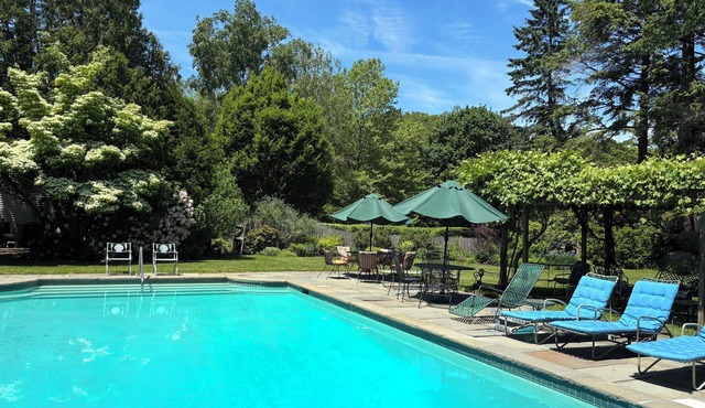 Spacious 1790 Captain's estate, large pool, near beautiful beach