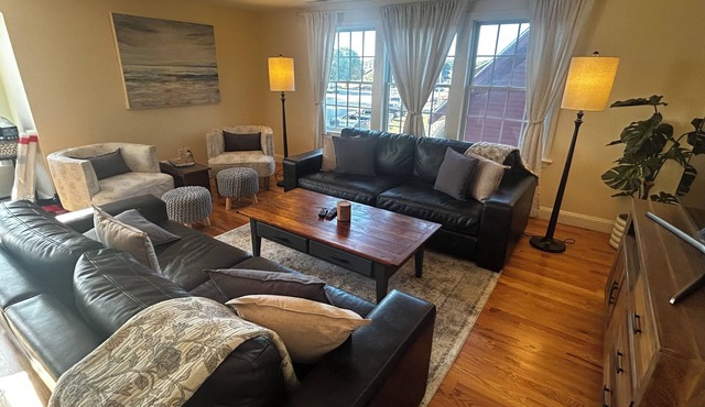 Spacious, 3 BR, 2 BA apartment in the heart of Manchester-By-The-Sea