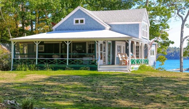 Spacious Waterfront Estate & Cabins W/Porch, Fireplace, Kayaks & Free WiFi