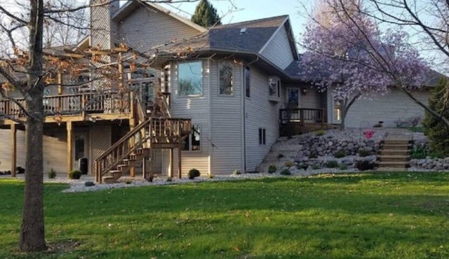 Spacious Waterfront Home With Riverside Bar Area - Enjoy the Fox River Lodge!