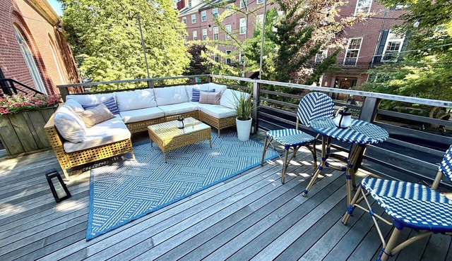 Spacious West End Retreat, 3BR/2BA, Walk Everywhere + Private Deck