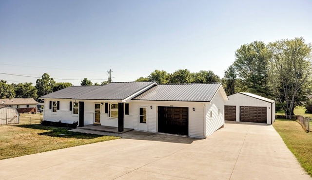 SPECTACULAR 3-bed/2-full bath all updated house with huge shop in Elizabethtown
