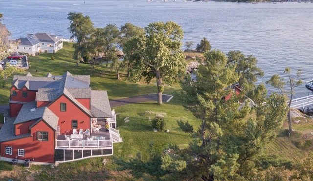 Spectacular Ocean Front cottage - Private beach -950' waterfront-elevator/AC/WC