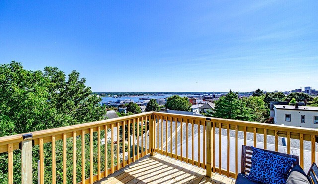 Spectacular Views & Comforts of Home in Portland s Most Desirable Neighborhood