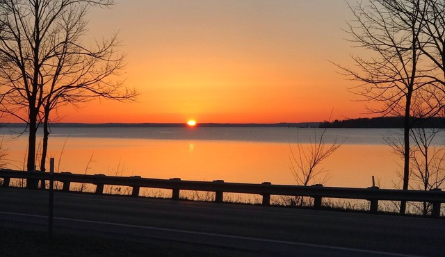 Spectacular Views, Waterfront, Prime Location & Sleeps 10