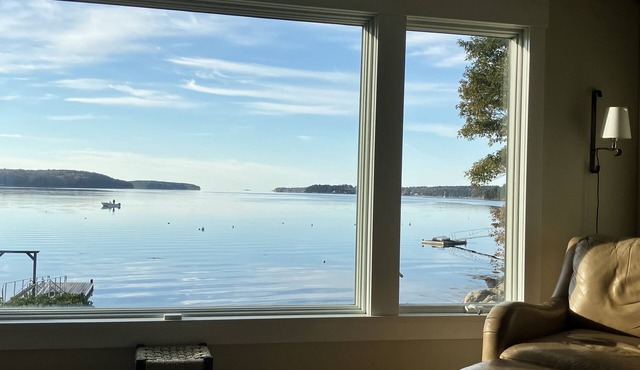 Spectacular Waterfront Retreat Close To Portland!