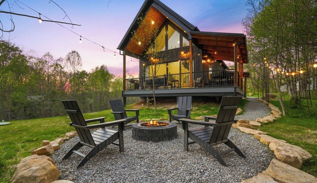 Spiral Loft · Hot Tub · Spa Bath | Lux Sleeps 4