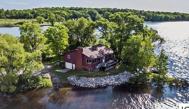 Sportsman’s Dream on Round Lake! Lookout rustic cabin - MN Northwoods - Sleeps 8