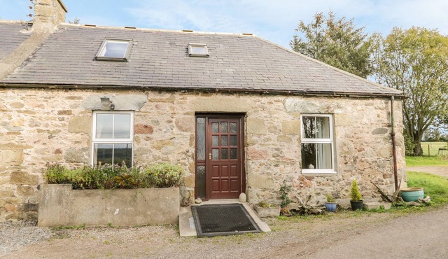 STABLE COTTAGE, pet friendly in Fochabers