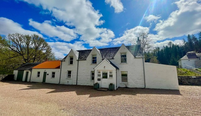 Stalkers Cottage - a cottage that sleeps 5 guests in 3 bedrooms