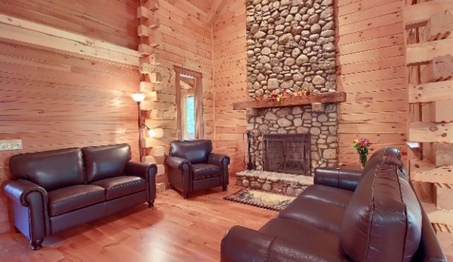 Stately Log Cabin with a Hot Tub Perfect for a Weekend Getaway near Columbus, Ohio