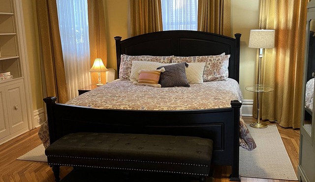 Stately Retreat with King sized bed. 1 1/2 baths!