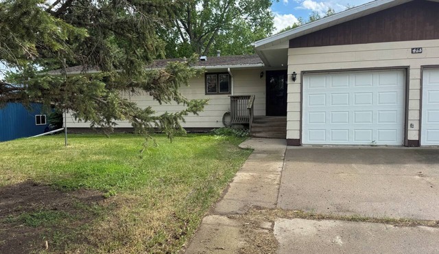 Stay at the Tired Turtle 3-bedroom house with AC Turtle Lake