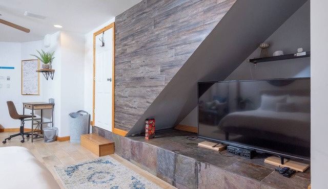 Stay in comfort and style! Encore Private Suite + Free parking! Close to Boston!