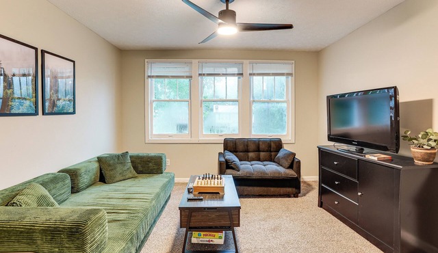 Stay Near the Derby & Downtown! Louisville Apt