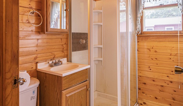 Steamboat Bay Resort Cabin 2 - Rustic cabin close to the beach