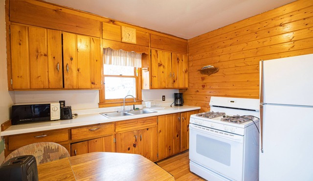 Steamboat Bay Resort Cabin 3 - small family cabin