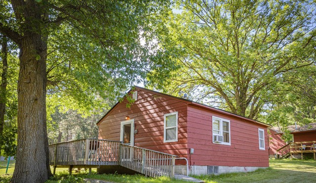 Steamboat Bay Resort Cabin 4 - small family cabin