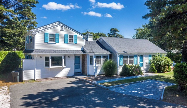 Steps to Beach 4-5 Bedrooms w/Central A/C