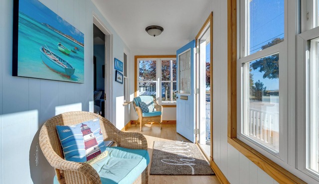 Steps to Beach - Two Rivers Lakeview Cottage