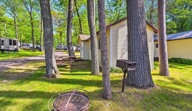 Stone Lake Cabin: Grill & Access to Fishing!