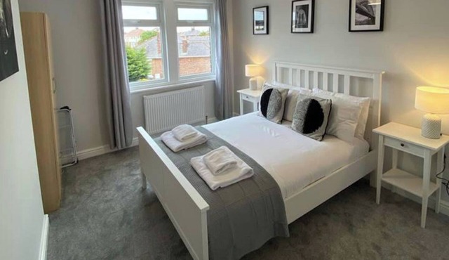 Storey Flat - Sleeps 4 - Pet friendly - Parking