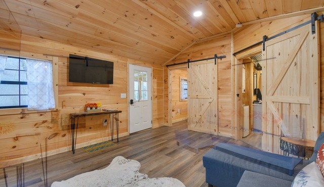 Stout Cabin w/Fire Pit: 1 Mi to Ohio River!