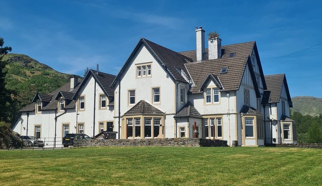 Stronachlachar Lodge - spacious with cinematic views, direct access to loch.