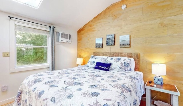 Studio cottage close to beach & golf with outdoor pool, firepit, & basketball