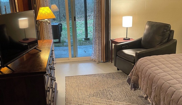 Studio for 3/private entrance, bath, WiFi, Netflix/2.5 mi to town/pets