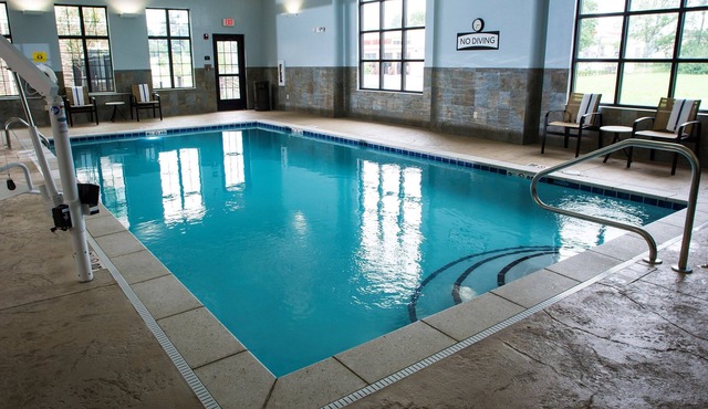 Studio Near U of Kentucky. Free Breakfast. Pool. Gym.