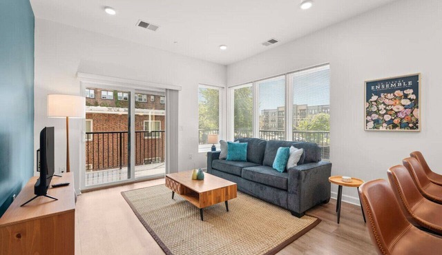 Stunning 2 Bed/2 Bath | CLE Clinic | Balcony