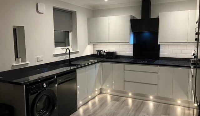 Stunning 3 Bedroom, 2 Bathroom West End House with Free Parking and Wi-Fi