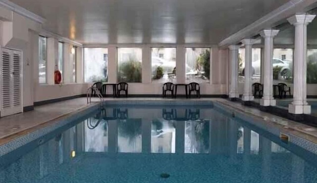 Stunning Apartment Close To Edinburgh City Centre, indoor pool and garden