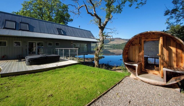 Stunning Boathouse with hot tub and sauna in Highland Scotland