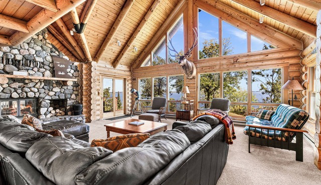 Stunning log home on beautiful lake Kabetogama