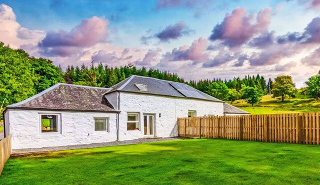 Stunning private villa for 4 people with WIFI, hot tub, TV and panoramic view