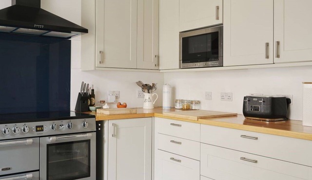 Stunning private villa for 4 guests with WIFI, TV, pets allowed and panoramic view