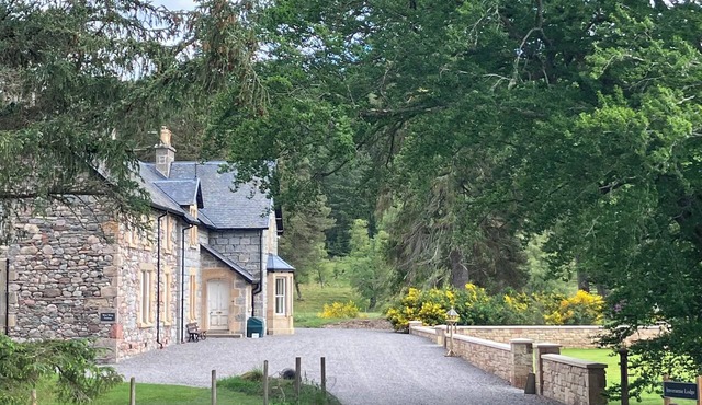 Stunning Victorian 3 bedroomed house with private Fountain Garden near Inverness