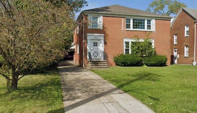 Stylish 1-bedroom apartment in tranquil Shaker Heights w EV charger-Tesla only