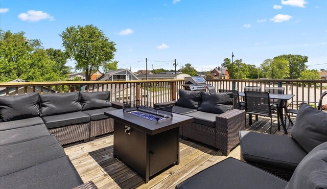 Stylish 2-Story Retreat w Balcony & Parking