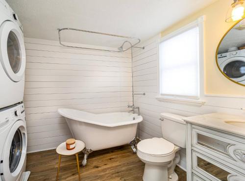 Stylish 2BR n Old Town Greenwood