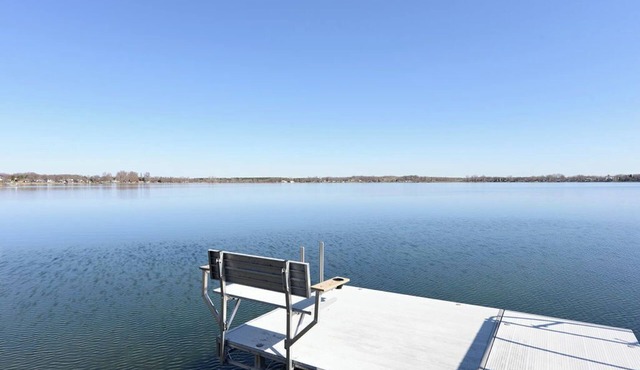 Stylish 4-bedroom cabin with AC, WiFi & boat rental available!
