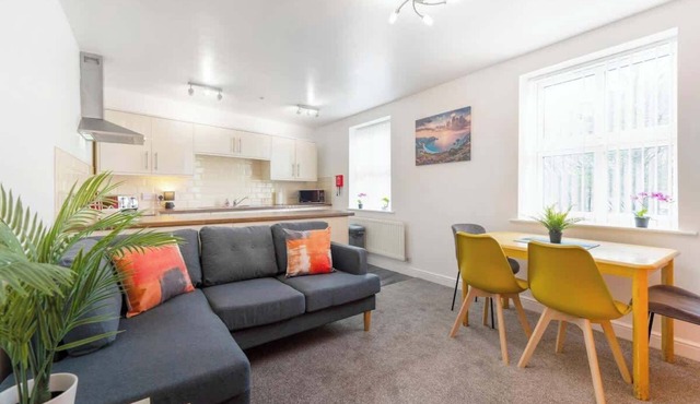 Stylish 5 Bed Flat in Thornaby, Ideal for Groups