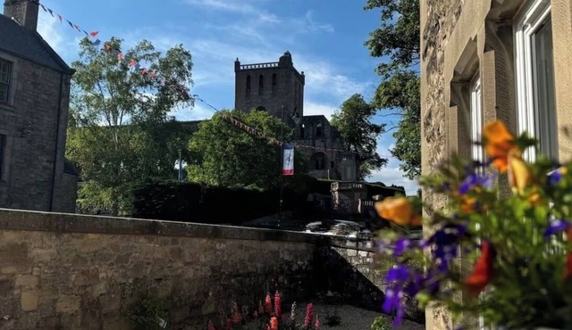 STYLISH AND HOMELY APARTMENT WITH VIEWS OF JEDBURGH ABBEY