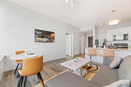 Stylish Downtown Condo l Free Parking l 2 TVs